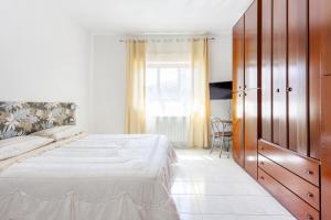 1 dormitorio con 1 cama, vestidor y ventana en casa Simona en Catania
