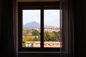 ventana con vistas a la montaña en casa Simona en Catania