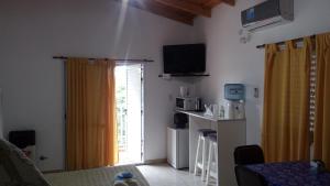 Habitación con cocina y sala de estar con ventana. en Los Abuelos en General Pico