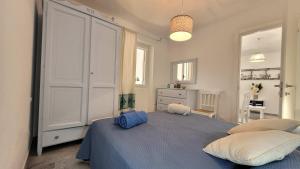 um quarto com duas camas num quarto em Il Giardino davanti al Mare em Orosei