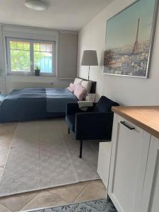 een slaapkamer met een bed en een woonkamer bij Ferienwohnung Happy Allgäu in Vogt