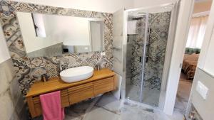 a bathroom with a sink and a shower at Il Giardino davanti al Mare in Orosei
