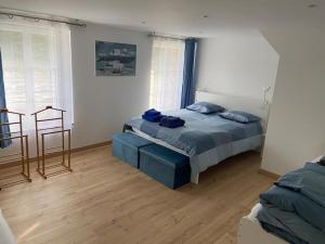 una camera da letto con un letto e una sedia di Le Domaine du Tronquoi. a Vironchaux