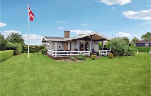 une maison arborant un drapeau américain dans la cour dans l'établissement Stunning Home In Assens With Kitchen, à Næs