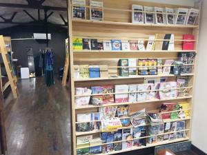 półka pełna książek w księgarni w obiekcie Omotenashi LAB w mieście Sakura