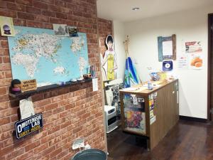 a room with a map of the world on a wall at Omotenashi LAB in Sakura