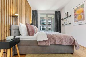 Un dormitorio con una cama grande y una ventana en Bratislava's Elite Apartment, en Bratislava