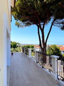 Una pasarela de madera con un árbol en la parte superior de una casa en Villa Anastasija, en Francavilla al Mare