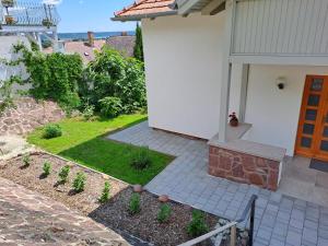 Vonkajšia záhrada v ubytovaní Belvárosi ház gyönyörű panorámával