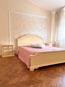 フランカヴィッラ・アル・マーレにあるVilla Anastasijaのベッドルーム1室(ピンクの毛布付きの大型ベッド1台付)