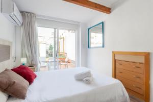 a bedroom with a white bed and a window at apartamento con terraza in Valencia