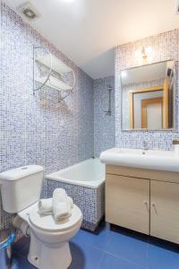 a bathroom with a toilet and a tub and a sink at apartamento con terraza in Valencia