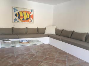The Cove Assos في أسوس: غرفة معيشة مع أريكة وطاولة