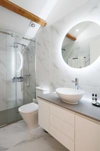 ポルトにあるHM - Home Feeling Studio Campanhãの洗面台、トイレ、鏡のあるバスルーム +20枚の写真