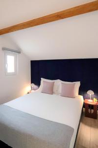 ポルトにあるHM - Home Feeling Studio Campanhãの青い壁と大きな白いベッドのある寝室