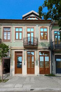 ポルトにあるHM - Home Feeling Studio Campanhãの木製のドアと窓が備わる大きな家