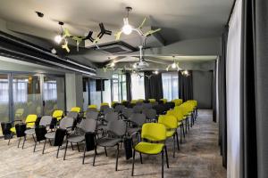 uma sala de conferências com cadeiras amarelas e pretas em MM Boutique Hotel em Burgas