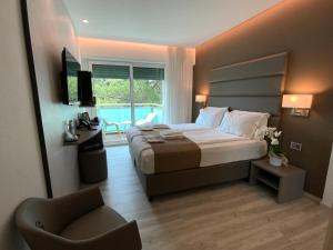 Postel nebo postele na pokoji v ubytování International Beach Hotel