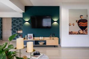 a living room with a tv on a wall at Apartamento amoblado en Sabaneta in Sabaneta