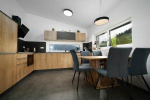 een keuken en eetkamer met een tafel en stoelen bij Haus Nordketten Blick in Schönberg im Stubaital