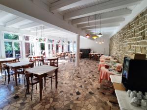Un restaurante o sitio para comer en Morski gaj Resort
