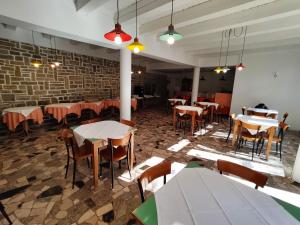 Een restaurant of ander eetgelegenheid bij Morski gaj Resort