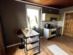 uma cozinha com uma mesa, um fogão e uma janela em Moderne Retro Perle am Niederrhein em Alpen
