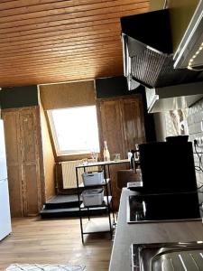 a kitchen with a stove and a counter top at Moderne Retro Perle am Niederrhein in Alpen