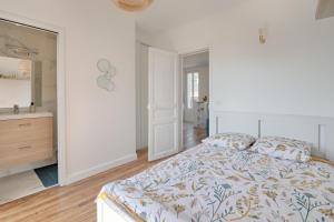 um quarto branco com uma cama e uma cómoda em White & Wood - Charmant appartement pour 4 em Vitry-sur-Seine