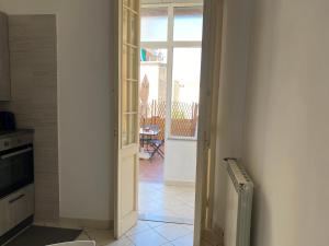 a kitchen with a door leading to a patio at Civico10, appartamento centrale con parcheggio e terrazzo in Piombino