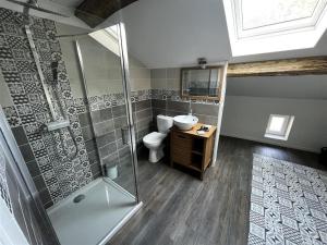 La salle de bains est pourvue d'une douche, de toilettes et d'un lavabo. dans l'établissement Maison terrasse au bord de l'eau, à Ébreuil
