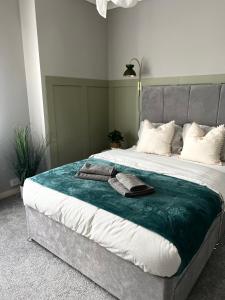 Giường trong phòng chung tại Modern 2-bed flat in town centre