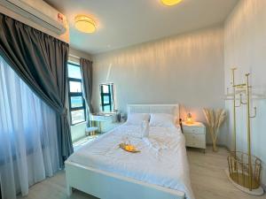 a bedroom with a large white bed with a sink at Sea Lavie Homestay@Kota Kinabalu (海旅维) in Kota Kinabalu +31 photos