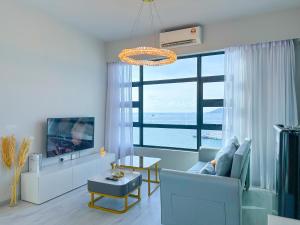 a living room with a couch and a table at Sea Lavie Homestay@Kota Kinabalu (海旅维) in Kota Kinabalu