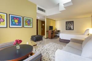 una habitación de hotel con una cama y una mesa en Black Stream Hotel, en Ribeirão Preto