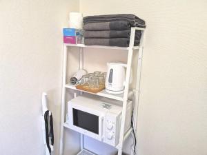 estante blanco con microondas y tostadora en DP House, en Tokio 11 fotos más