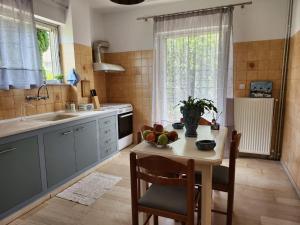 una cocina con una mesa con un bol de fruta. en Queen Aspri apartment 3' min to the beach!, en Antikyra