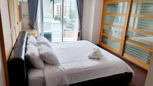 En eller flere senge i et værelse på 6D-3bedrooms35bathdowntown Bangkok Near BtsMrt