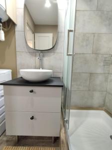 Koupelna v ubytování Les CHÊNES appartement climatisé avec terrasse à 8mn à pieds de la plage + 28 fotografií