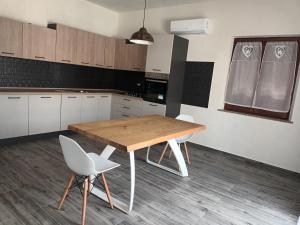 Afbeelding uit fotogalerij van Valentina's garden house in Triei