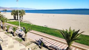- une vue aérienne sur une plage bordée de palmiers dans l'établissement 2 Bedroom Apartment Front Line Of The Beach, à Roquetas de Mar