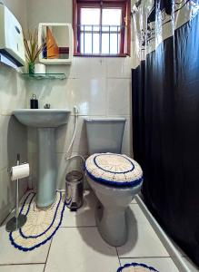 ห้องน้ำของ Ótimo Loft London com Wi-Fi em Rio das Ostras-RJ