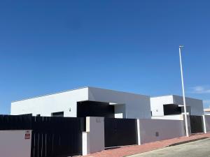 un edificio blanco con una valla negra delante en Villa Demi-Adore, en Mazarrón