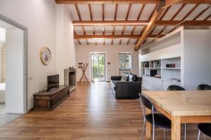 uma sala de estar em plano aberto com uma mesa de madeira e cadeiras em Il Casale em Pistoia