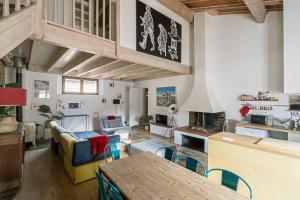 ein Wohnzimmer mit einem Sofa und einem Tisch in der Unterkunft NOCNOC - L'Artiste du Capitole, hyper-centre, 4 lits in Toulouse