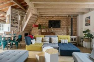 ein Wohnzimmer mit einer blauen und gelben Couch in der Unterkunft NOCNOC - L'Artiste du Capitole, hyper-centre, 4 lits in Toulouse