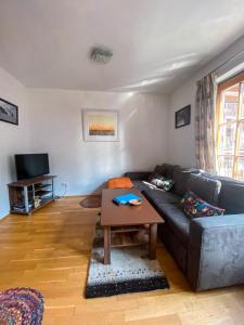 een woonkamer met een bank en een tafel bij Daniela 3 by SMR Rauris Apartments - inc Spa and National Summercard - near Gondola in Rauris