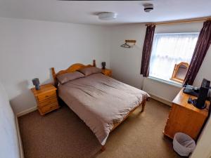 a bedroom with a bed and a window at The White Horse in Linslade