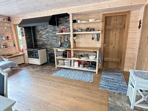 uma cozinha com prateleiras de madeira e uma porta em Natura Sauna em Laulasmaa