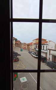 een raam met uitzicht op een straat bij La Guarida del Pescador in Lastres